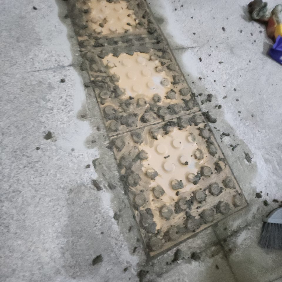 모르타르로 테두리를 채운 블록