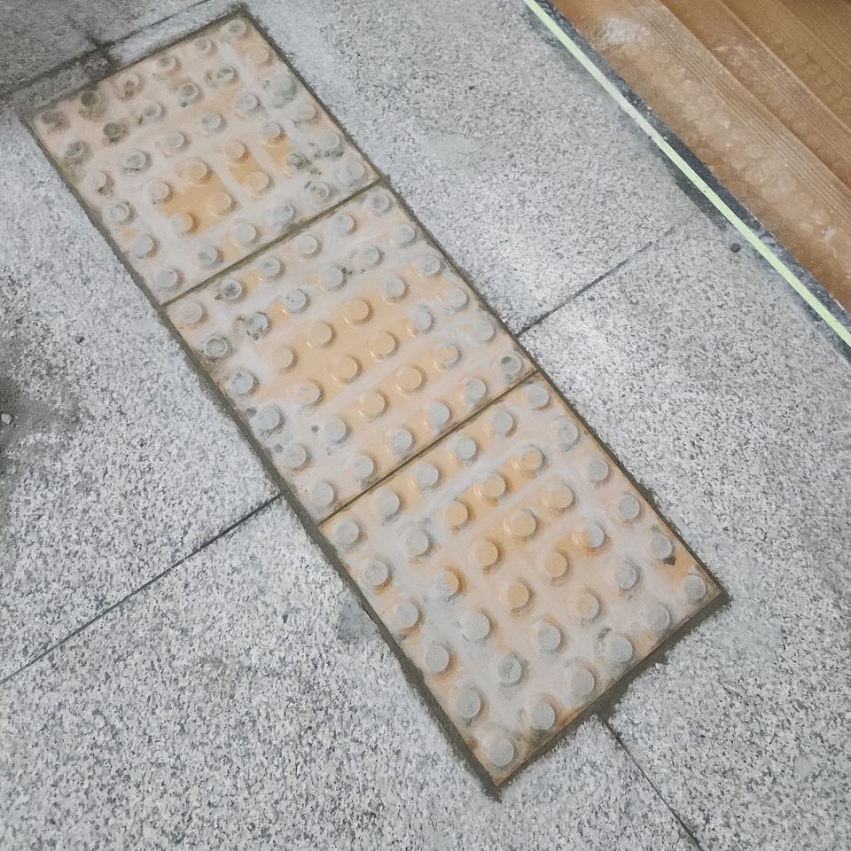 한 번 닦아 낸 점자블록