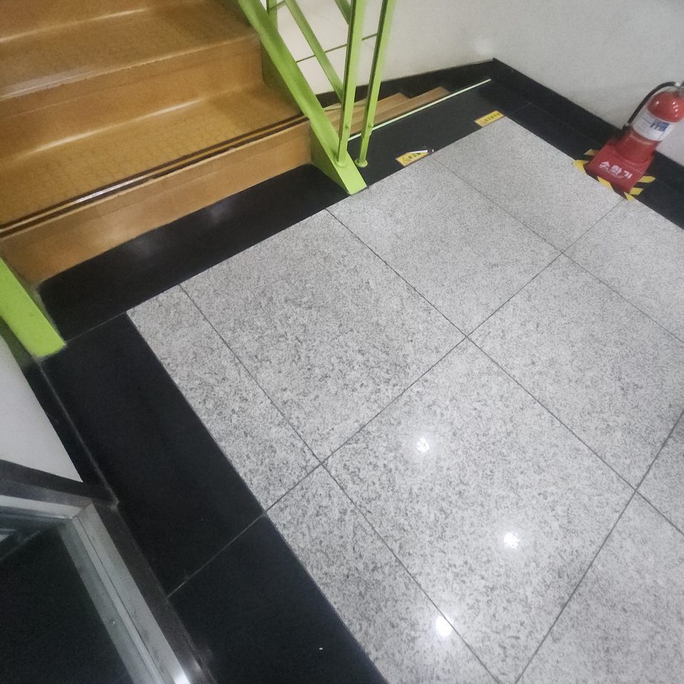 계단 앞 화강석 바닥
