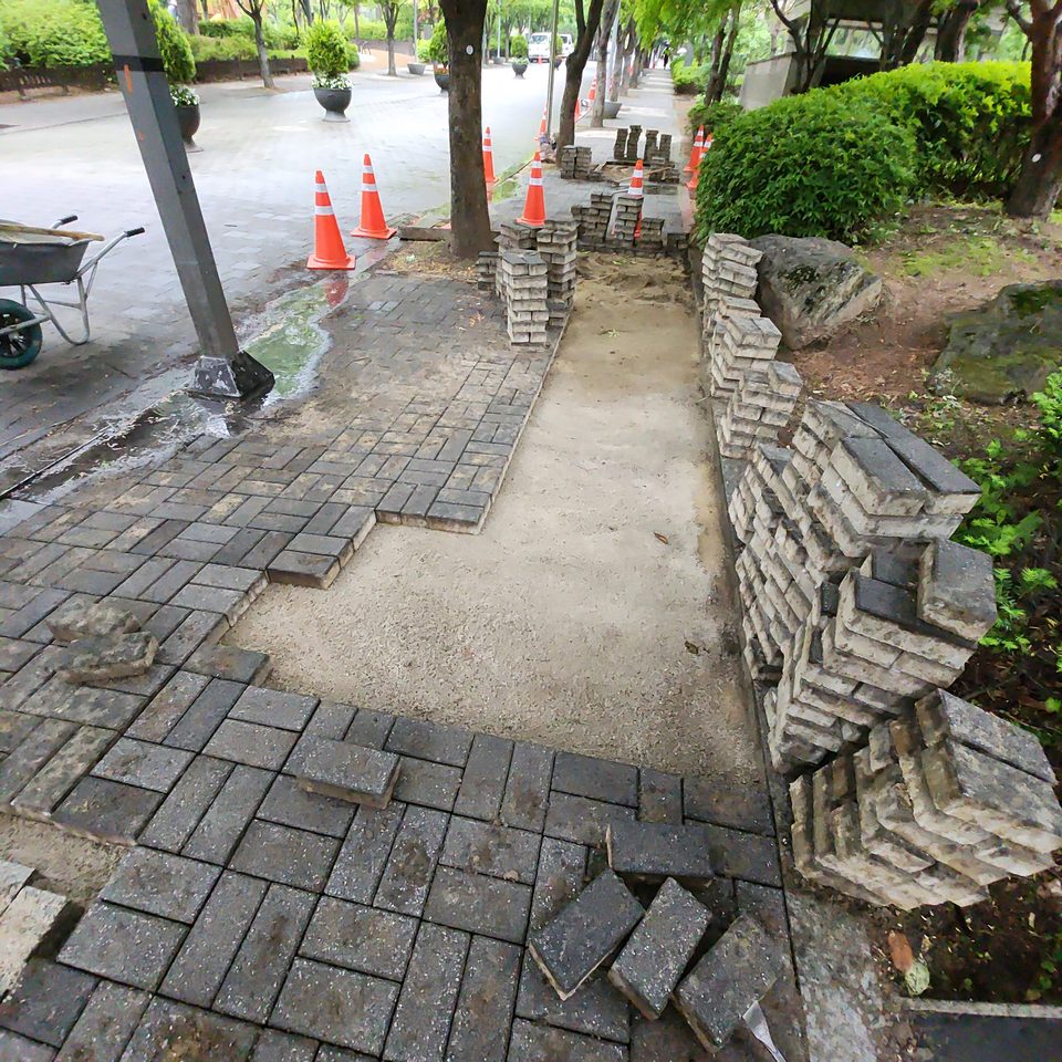 모래를 편 자리에 이어 까는 블록