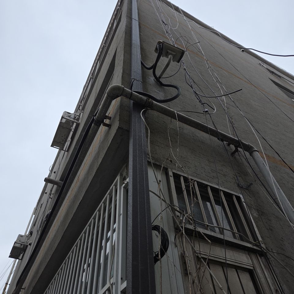 골목 건물 · 새던 징크 우수관 전체 교체
