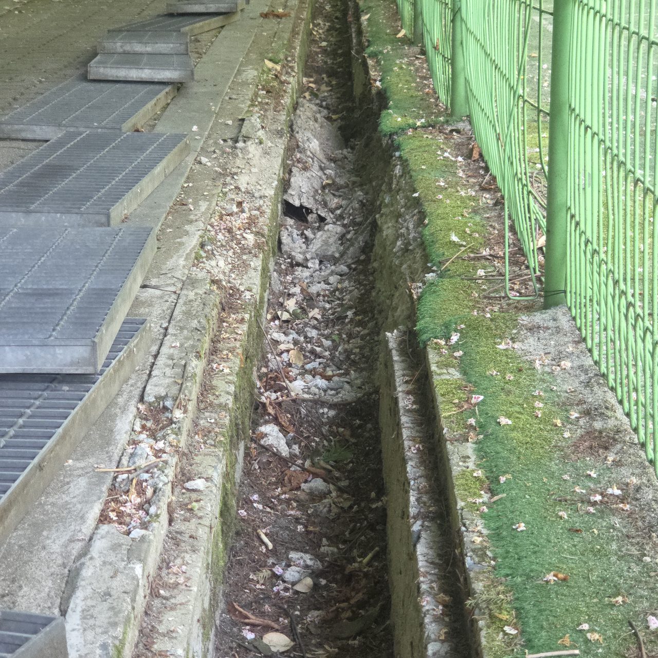 안양 · 체육시설 주변 덮개 걷어낸 낡은 배수로