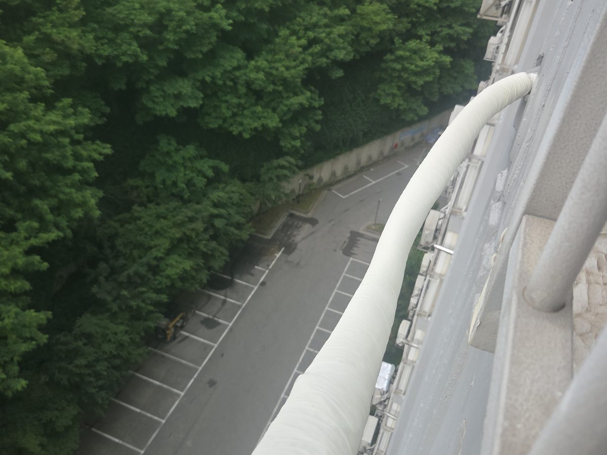 외벽을 따라 내려온 구간입니다. 벽을 따라 길게 이어집니다.