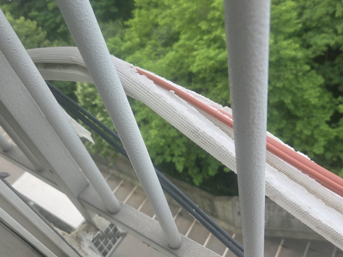 갈라져 벌어진 보온재입니다. 벌어진 틈으로 배관이 보입니다.