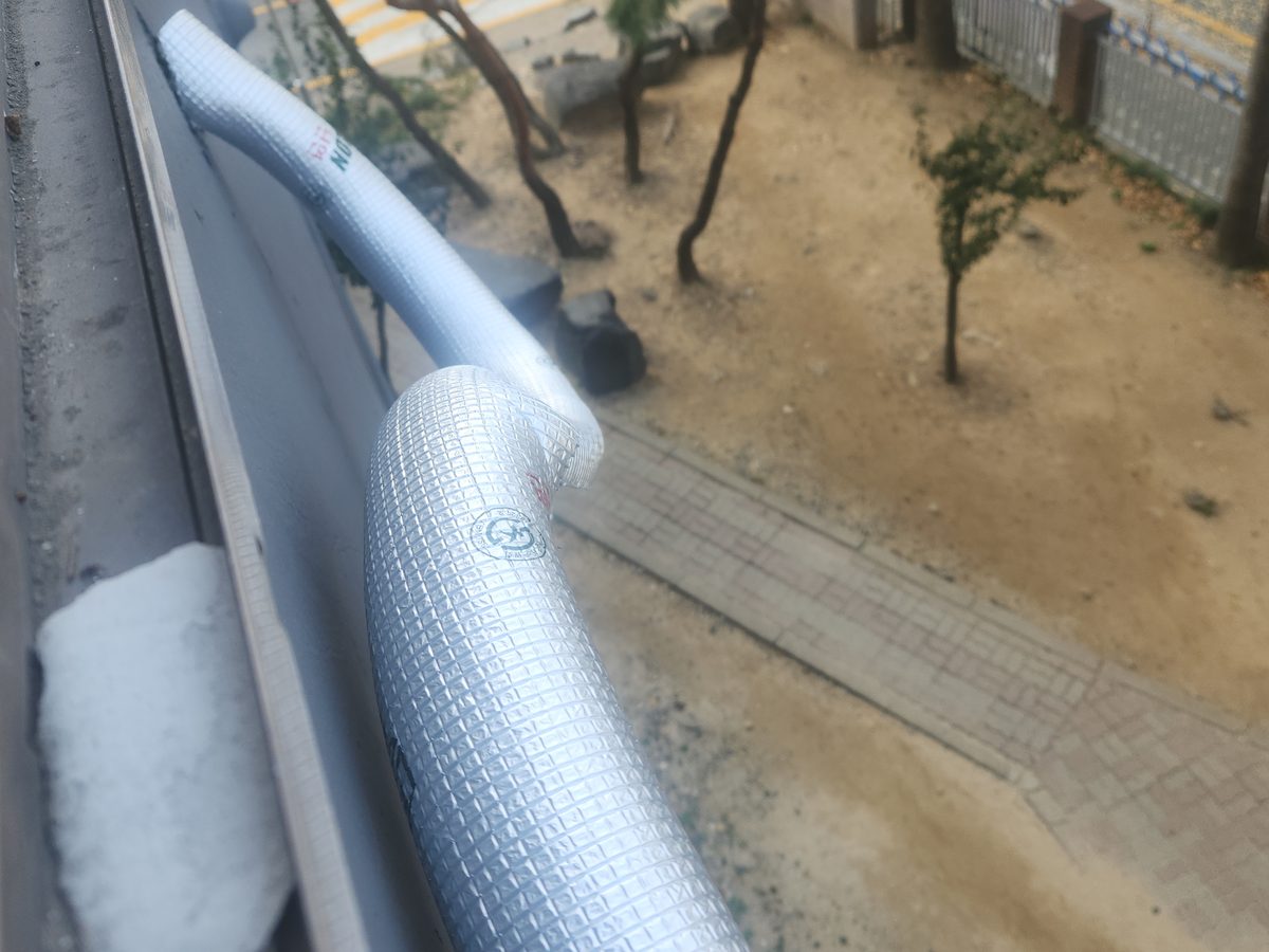 새로 씌운 은박 보온재입니다. 걷어낸 자리에 씌워 올립니다.