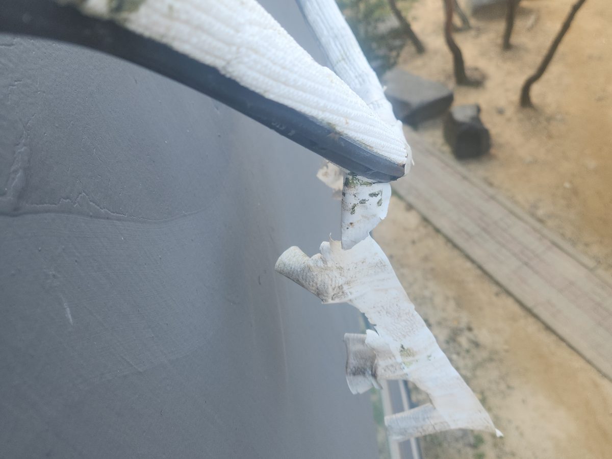 찢어져 늘어진 보온재 조각입니다. 조각이 그대로 매달려 있습니다.