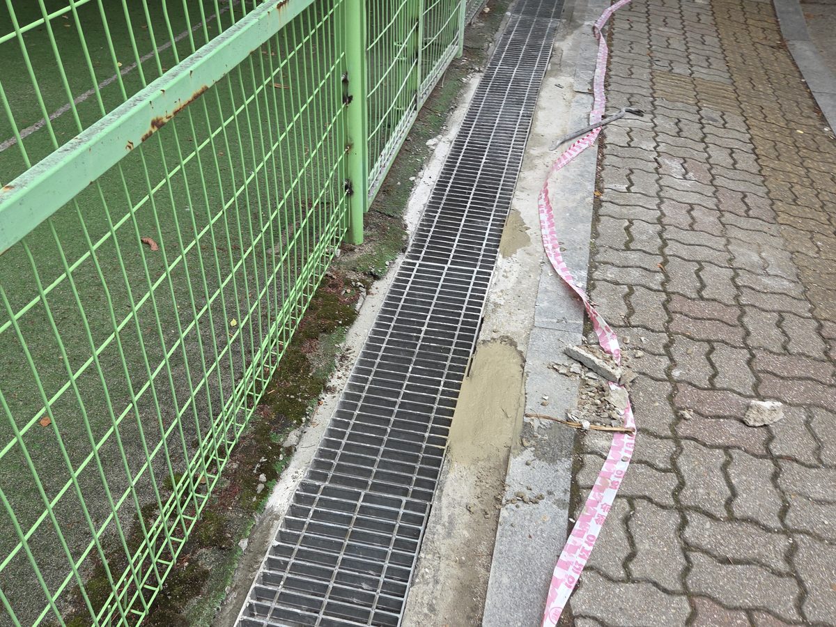 펜스를 따라 길게 이어 얹은 격자 그레이팅입니다.