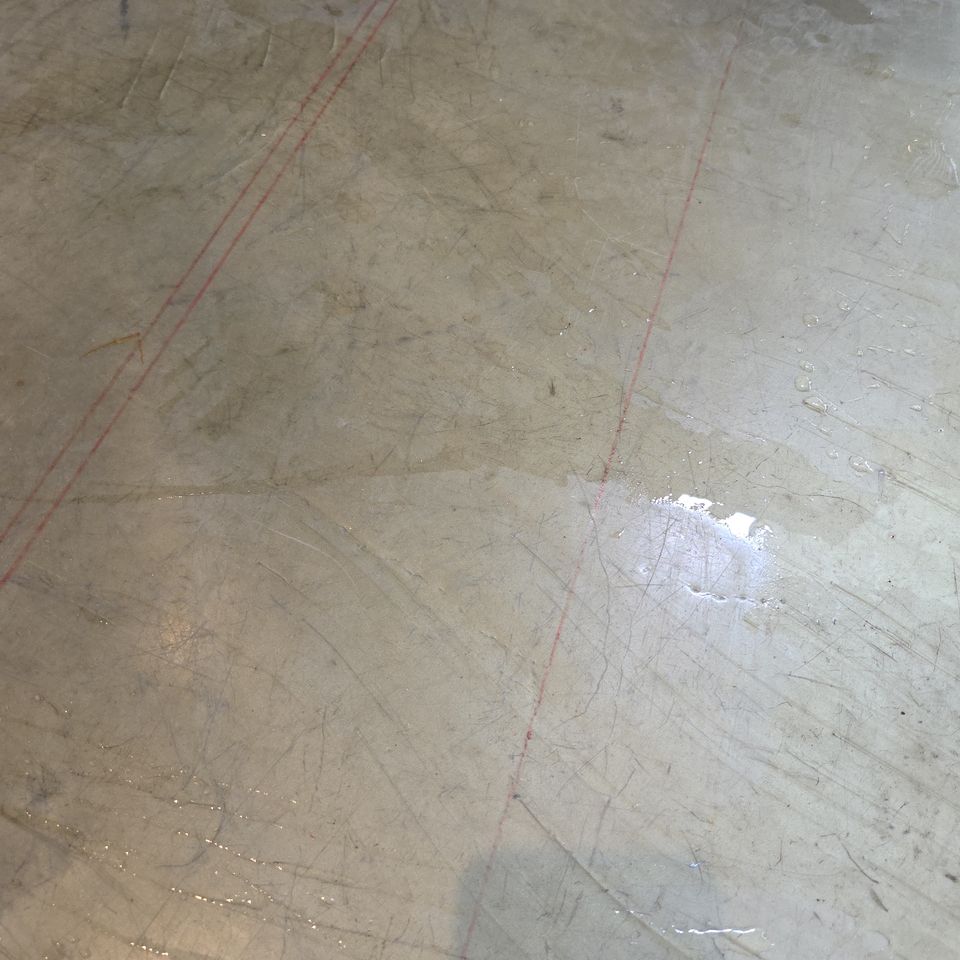 바닥에 줄을 그어 트렌치 폭을 잡은 모습입니다.