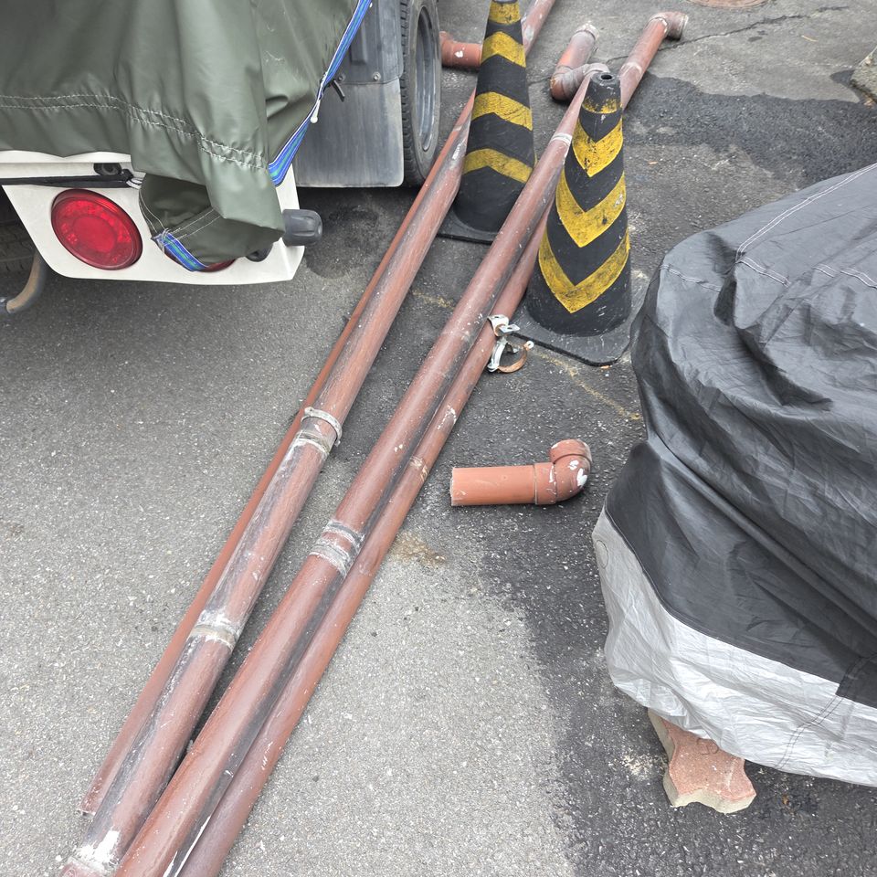 철거한 옛 PVC 관과 엘보입니다.