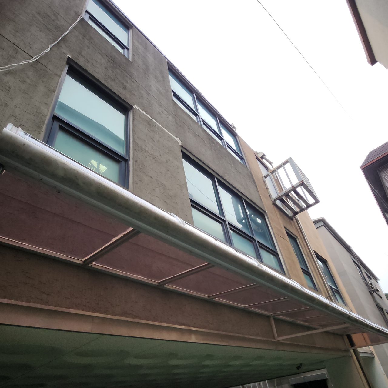 갈색 새 판을 길게 씌운 캐노피