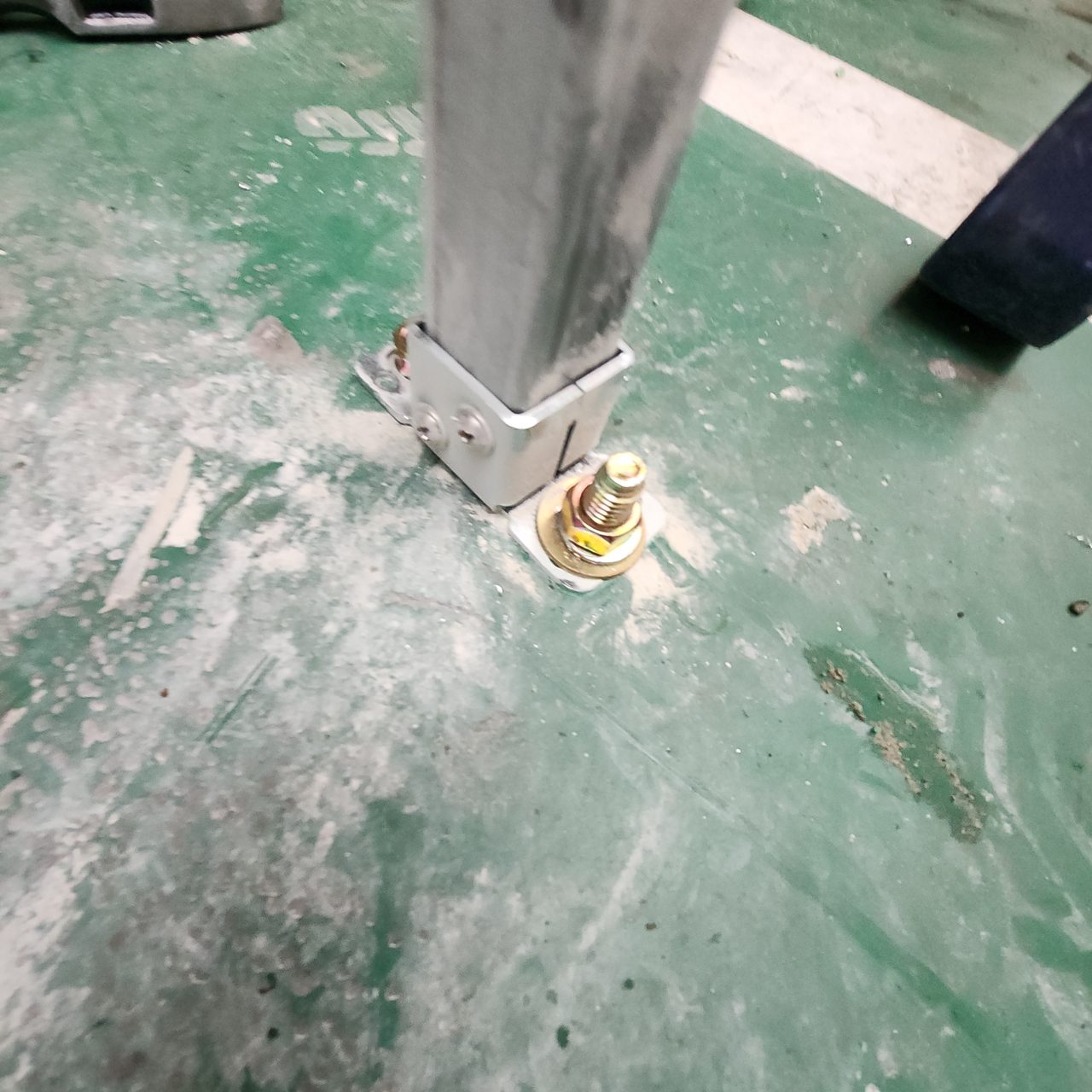 기둥 밑동 고정판과 앵커 볼트
