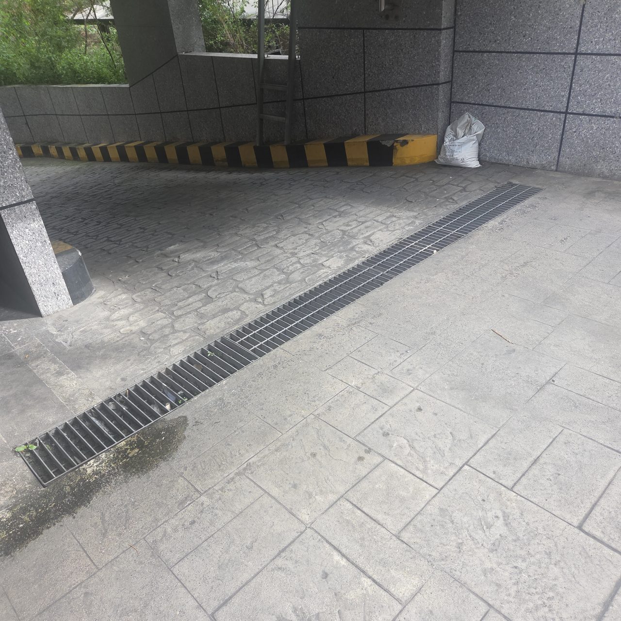 진입로를 가로지르는 그레이팅