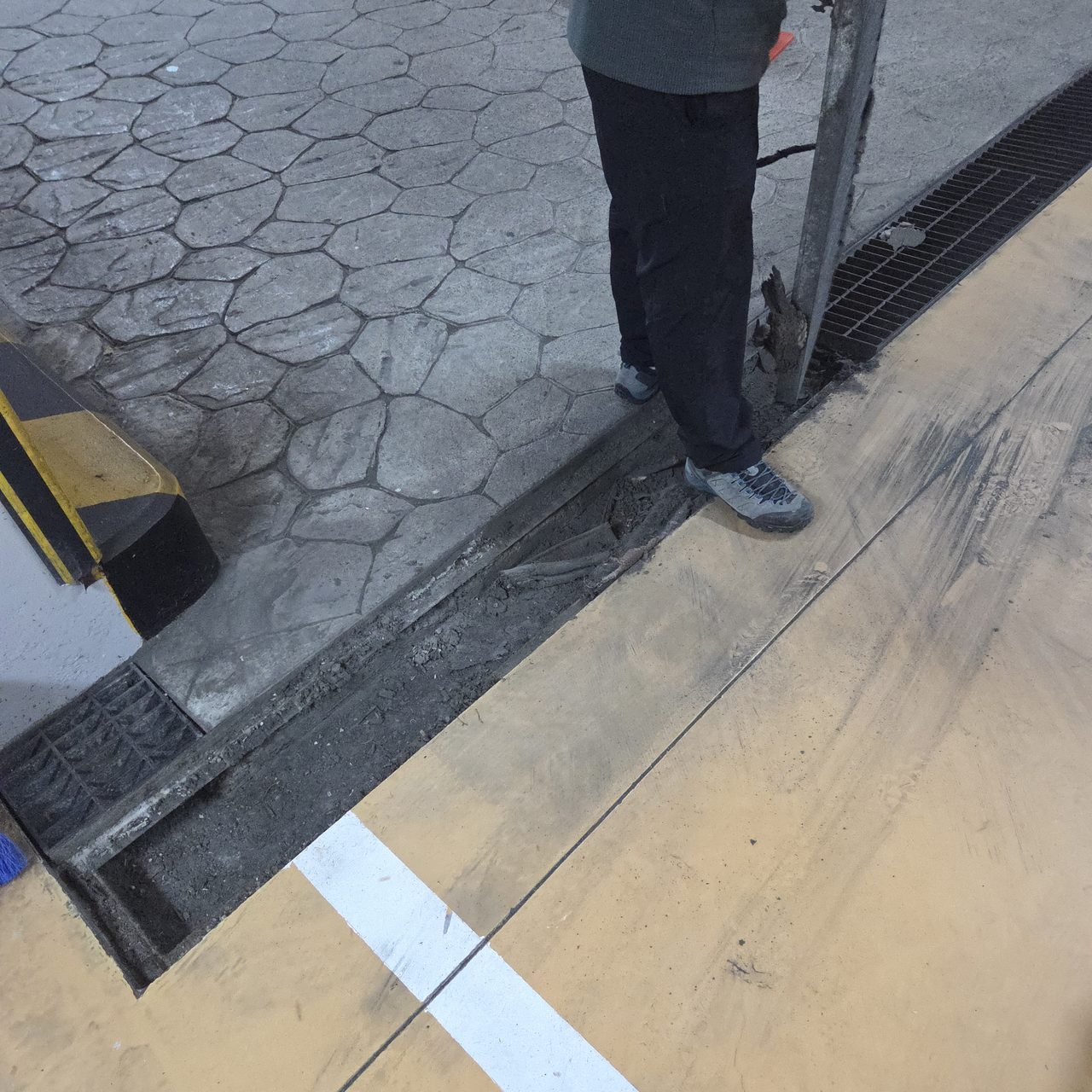 용인 · 상가 지하주차장 지하주차장 램프 옆 배수로