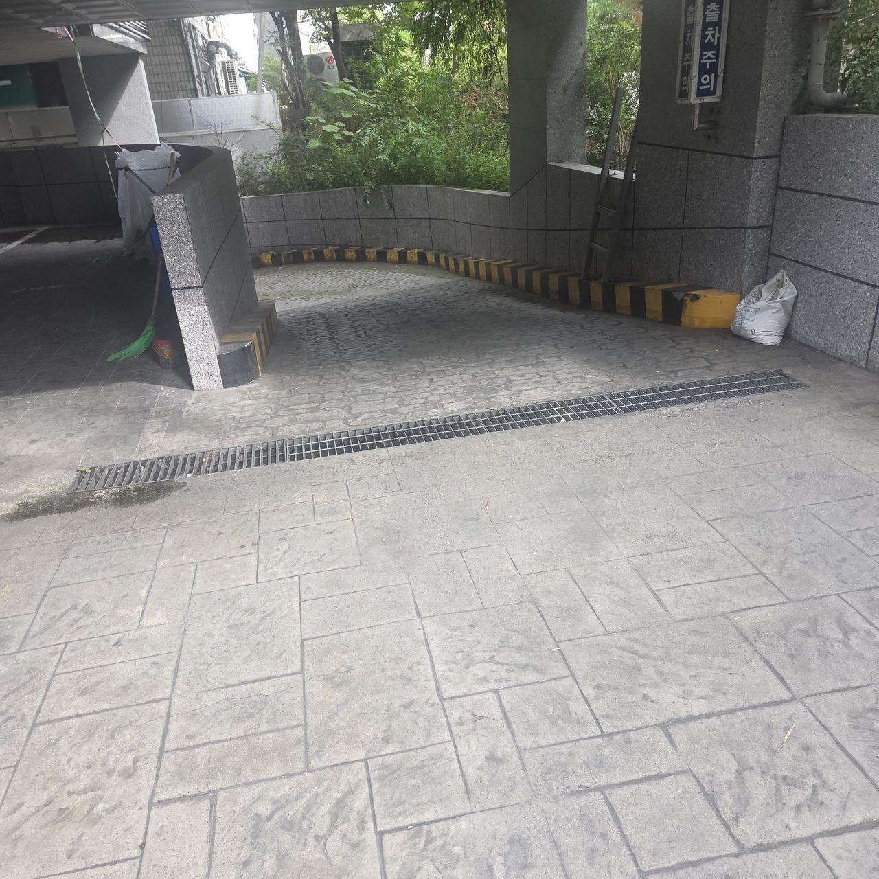 진입로를 가로지르는 기존 그레이팅