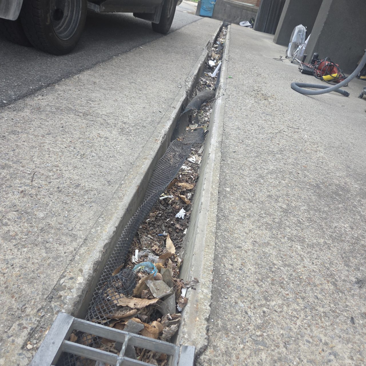 낙엽이 찬 측구