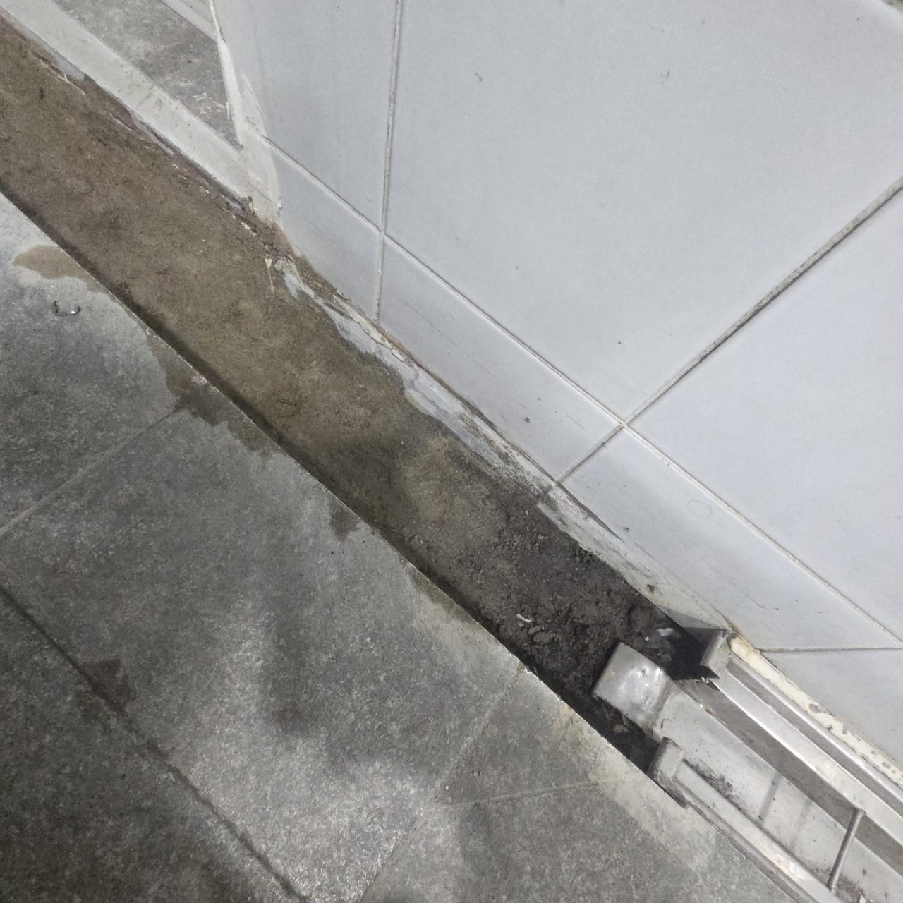 타일을 걷고 깨어 낸 자리