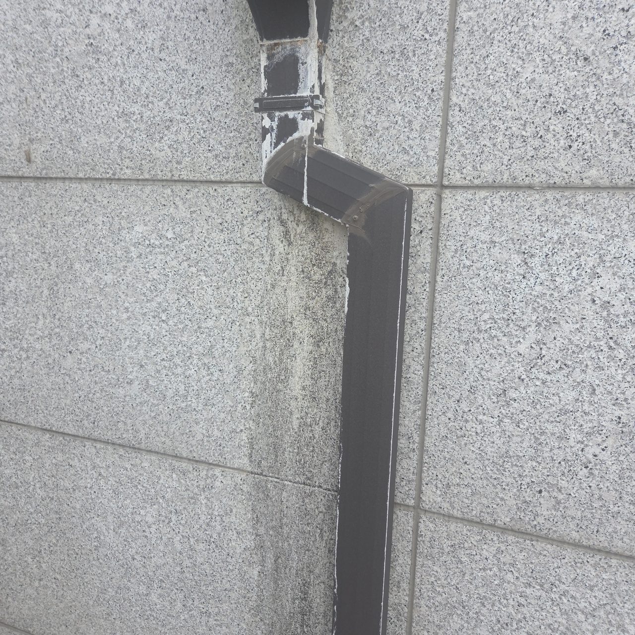 물자국이 남은 기존 징크 선홈통