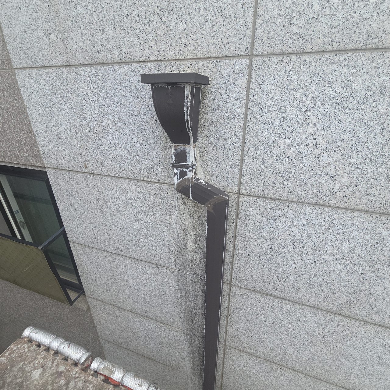 상단 물홈통 둘레 물자국