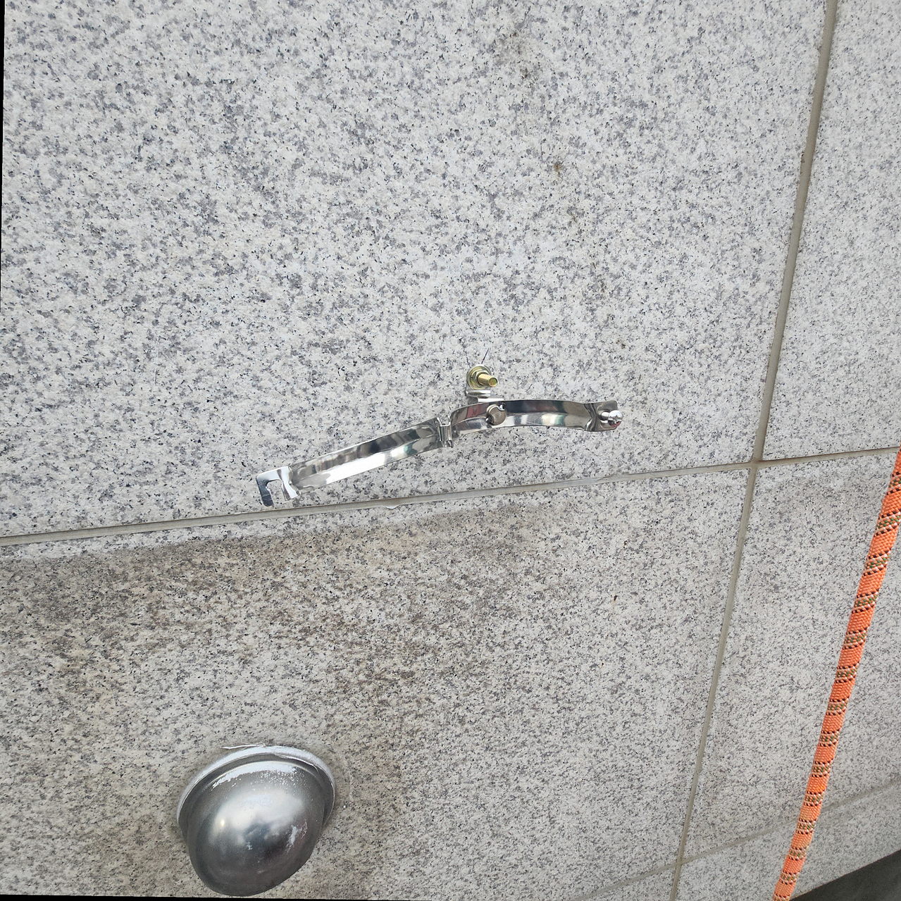 외벽 앙카 고정 — 우수관 브라켓 설치