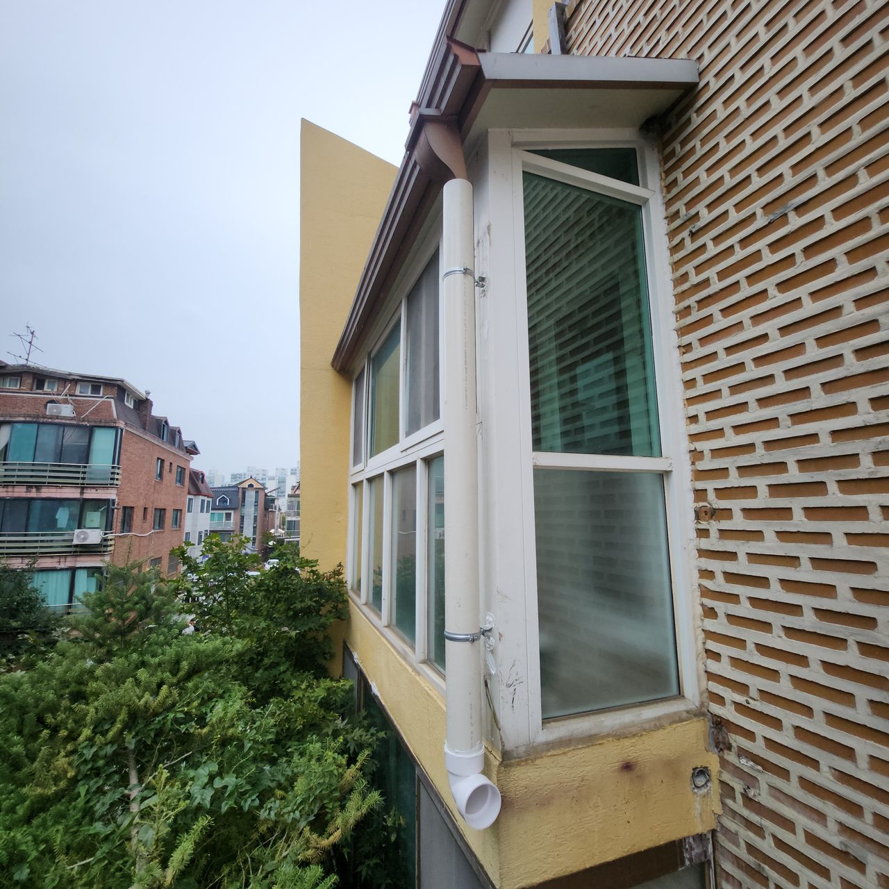 PVC 우수관 교체 — 처마 아래 꺾임 구간 엘보