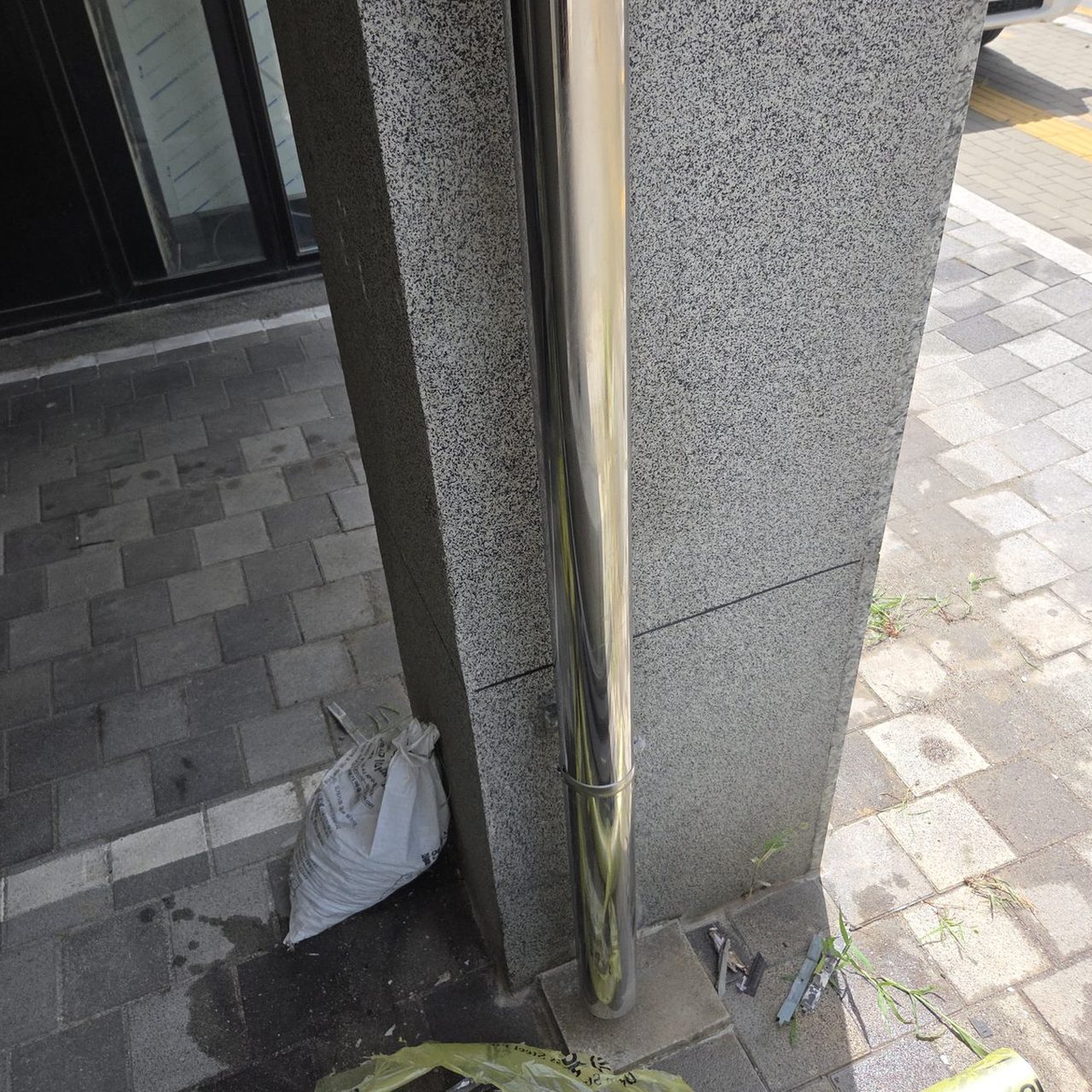기둥을 따라 바닥까지